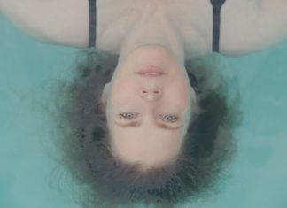 Crítica – At The Sea: Amy Adams encara o vazio em drama que se perde na própria deriva (Berlinale 2026)