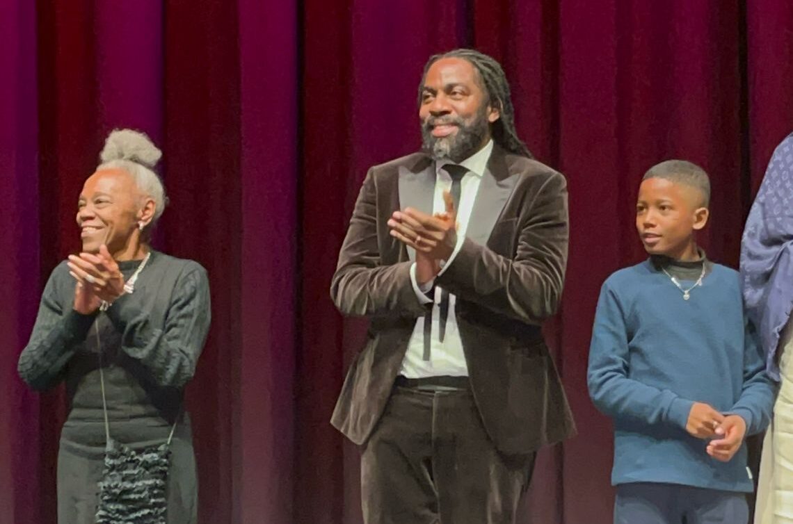 Teca Pereira, Lázaro Ramos e Yuri Gomes na estreia de Feito Pipa no Festival de Berlim 2026 (Foto: Letícia Alassë