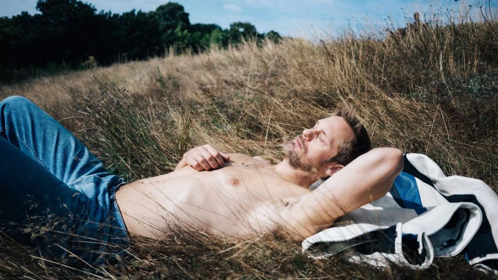 ‘Pillion’: Após ter estreia CANCELADA nos cinemas, romance BDSM chega ao streaming; Saiba 