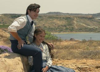 Millie Bobby Brown e Louis Partridge nos levam aos BASTIDORES de ‘Enola Holmes 3’ em novo vídeo; Confira!