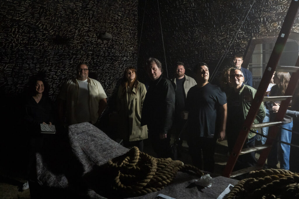 Renato Marafon e jornalistas no set de Maldição da Múmia