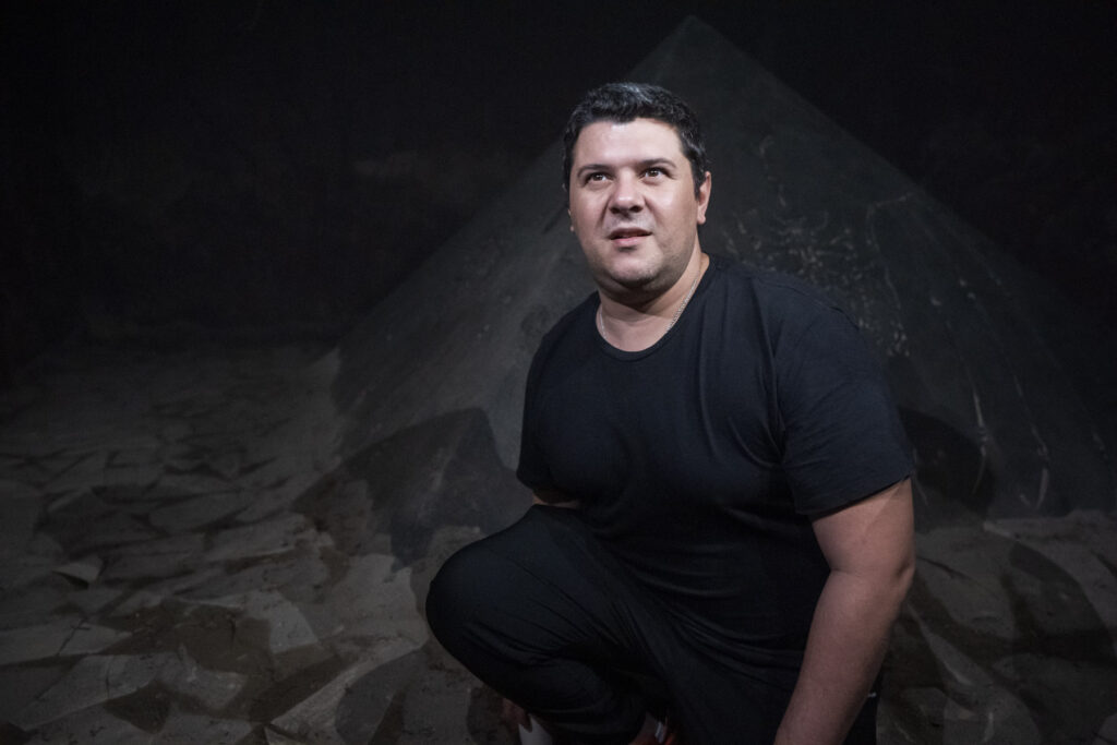 Renato Marafon no set de Maldição da Múmia