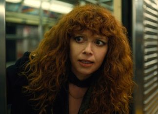 Natasha Lyonne explica expulsão de voo e afirma ter sido retirada por agentes do ICE