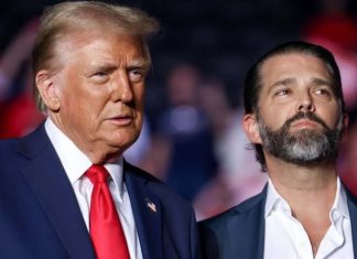 “Você está demitido!”: ‘O Aprendiz’ pode ganhar REBOOT com Donald Trump Jr. no comando Two men in dark suits at a formal event, one with a bright red tie, standing side by side.