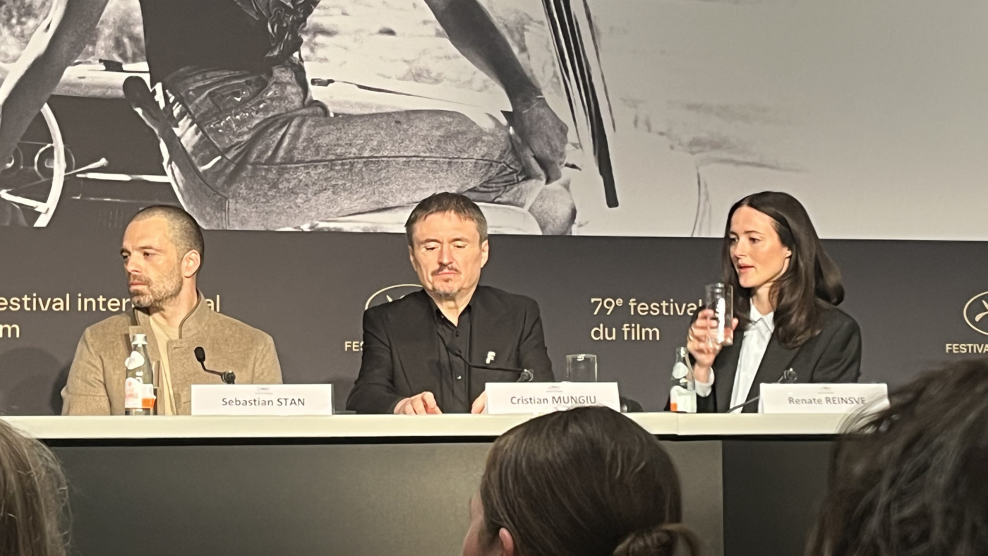 Sebastian Stan, Cristian Mugiu e Renata Reinsve na coletiva de imprensa de 'Fjord' em Cannes 2026 (Foto: Letícia Alassë)