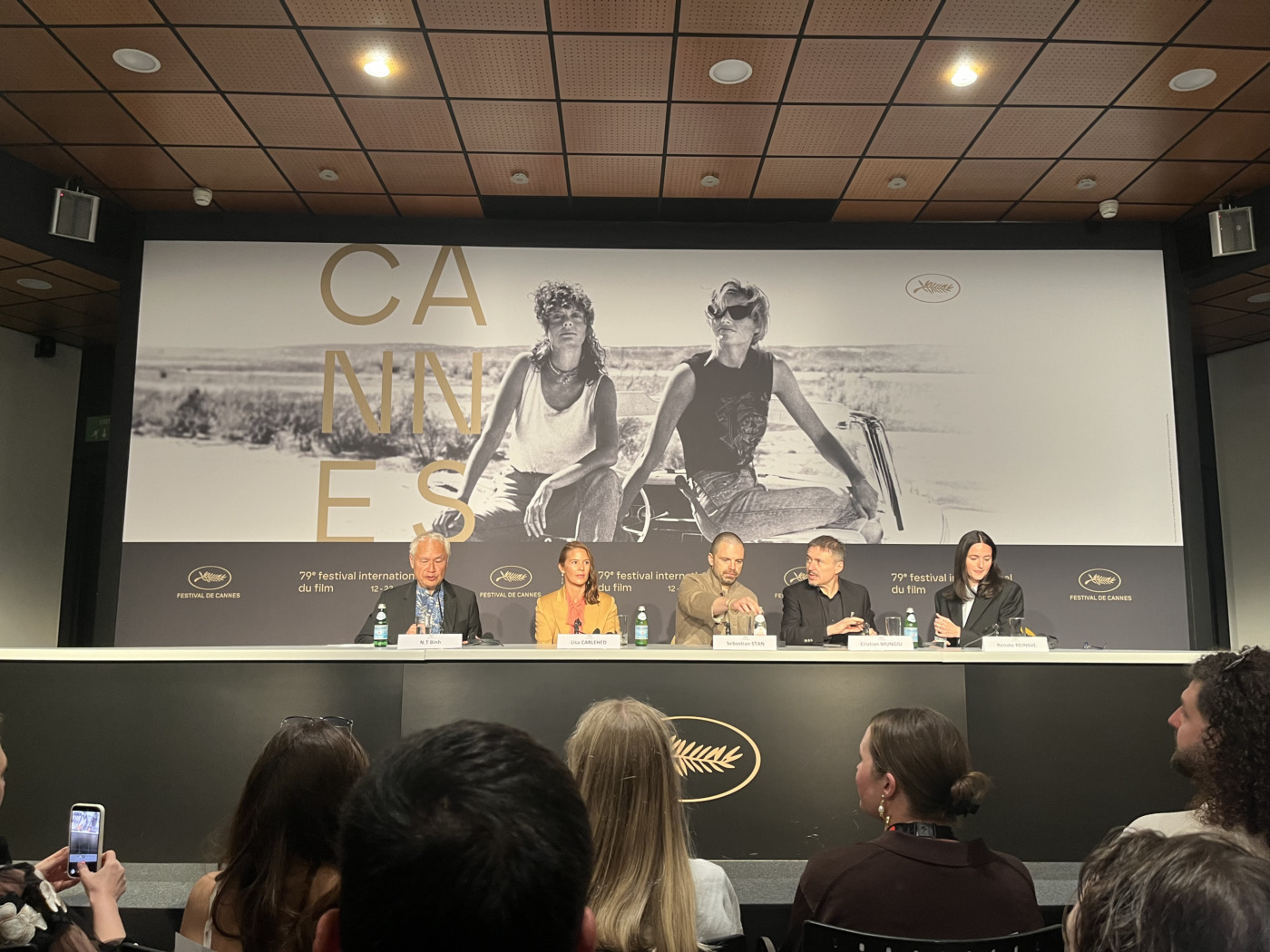 Elenco de 'Fjord' na coletiva de imprensa em Cannes 2026 (Foto: Letícia Alassë)