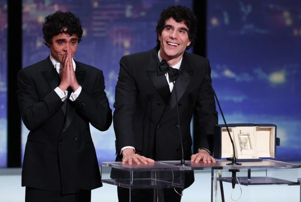 Javier Calvo e Javier Ambrossi recebem prêmio de Direção por 'La Bola Negra' (Foto: Divulgação Cannes 2026)