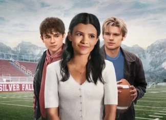 ‘Minha Vida com a Família Walter’: 3ª temporada ganha data de ESTREIA na Netflix! Three teenagers posing together on a football field, with mountains in the background; girl in a white knit top stands in front, flanked by two boys.