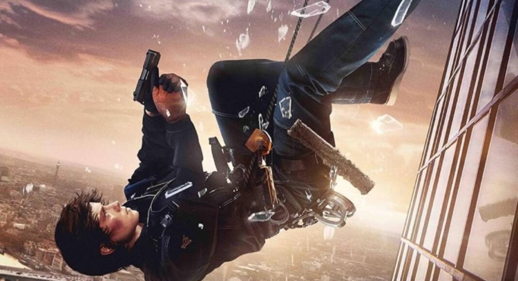 Resgate em Grande Altitude 03 (1) Action-hero in a black tactical suit dangles from a rope off a skyscraper at sunset, gun in hand and gear strapped to his chest.