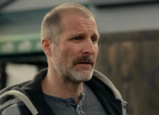 Comunidade cinematográfica lamenta morte de Stewart McLean, ator de ‘Virgin River’ e ‘Supernatural’ Middle-aged man with short gray beard in a gray henley and hoodie, indoors in a workshop or warehouse setting.