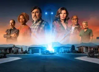 Denis O’Hare fala sobre cancelamento da série sobrenatural ‘The Boroughs’: “Erro COLOSSAL” Six adults appear as translucent, hovering figures over a suburban street at dusk with a bright blue beam at the center.