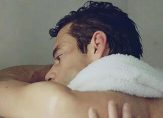 ‘The Man I Love’: Longa estrelado por Rami Malek conquista 91% de aprovação no Rotten Tomatoes; Confira as avaliações! Close-up side profile of a man resting his head on a white towel over his shoulder.