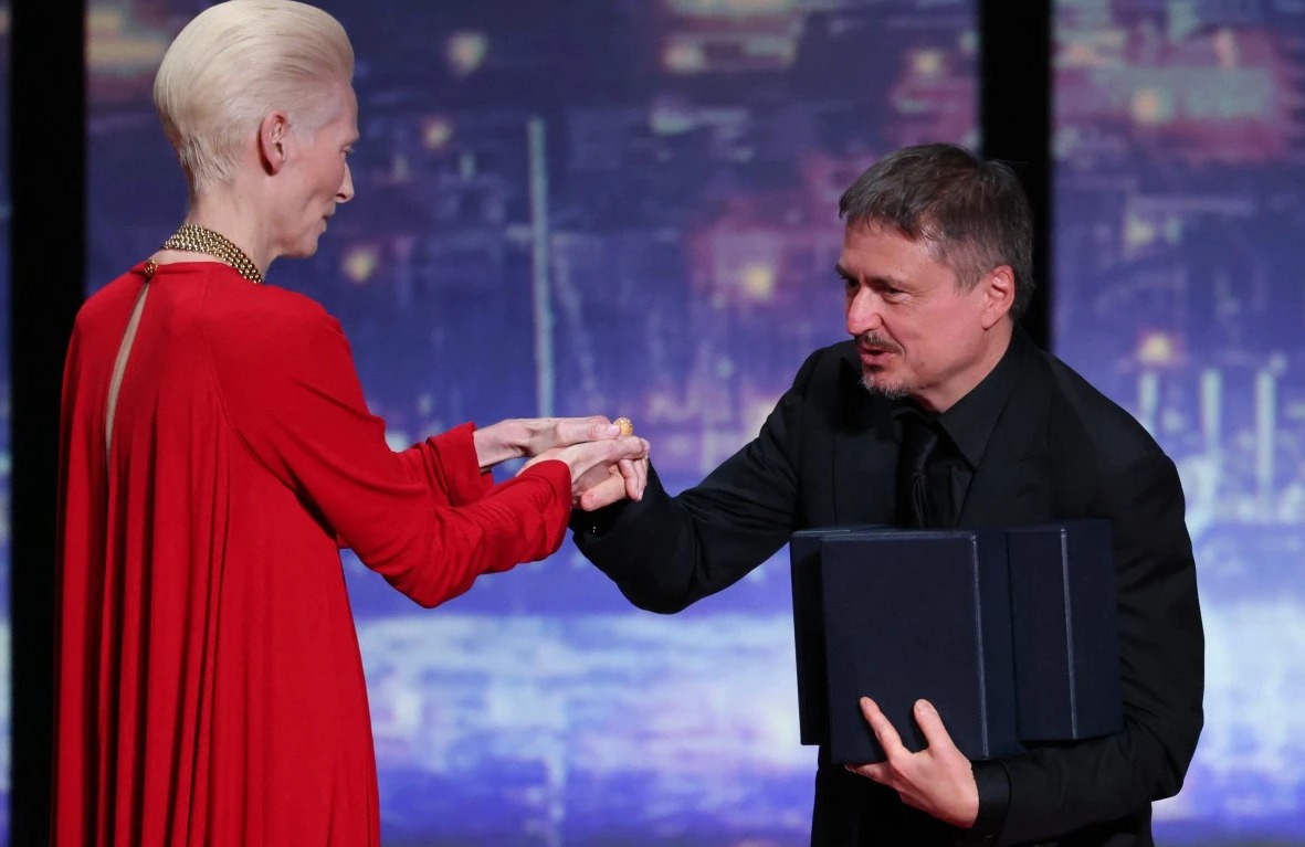 Tilda Switon entrega Palma de Ouro a Cristian Mungiu por Fjord (Foto: divulgação/ Cannes 2026)