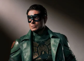 ‘Vought Rising’: Jensen Ackles no trailer do novo spin-off de ‘The Boys’; Confira! Man in a green armored superhero costume and mask, posing with a serious expression, looking off to the side.