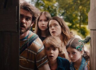 Com Claire Foy e Andrew Garfield, ‘A Maravilhosa Árvore Encantada’ ganha novo trailer cheio de AVENTURA! Five people—two adults and three children—peeking from behind a wooden door, looking startled in a park setting.