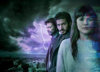 O segredo para sobreviver a dias chatos? Essas 10 Dicas de Filmes! Three adults stand against a stormy landscape with purple lightning and a glitchy digital overlay, conveying a suspenseful sci‑fi mood.