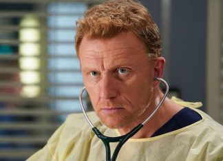 ‘Grey’s Anatomy’: Kevin McKidd revela que acreditava que Owen teria outro final Male doctor in a light yellow protective gown with stethoscope, looking serious in a clinic setting