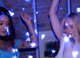 Crítica | Com Madonna e Peggy Gou, remix de “I Feel So Free” é uma junção de partes que não se completam Two women dancing in a blue-lit club; left is wearing a turquoise dress with visible arm tattoos, right in white with raised arms.