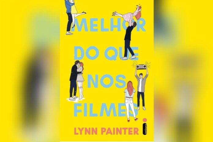 Book cover: 'Melhor do que nos filmes' by Lynn Painter on a bright yellow background with blue title text and playful illustrated people around the words.