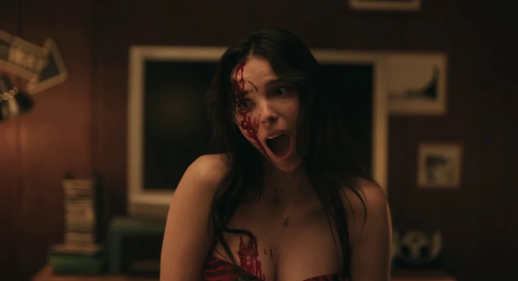 obsessão Woman with blood on her face screaming in a dimly lit room.