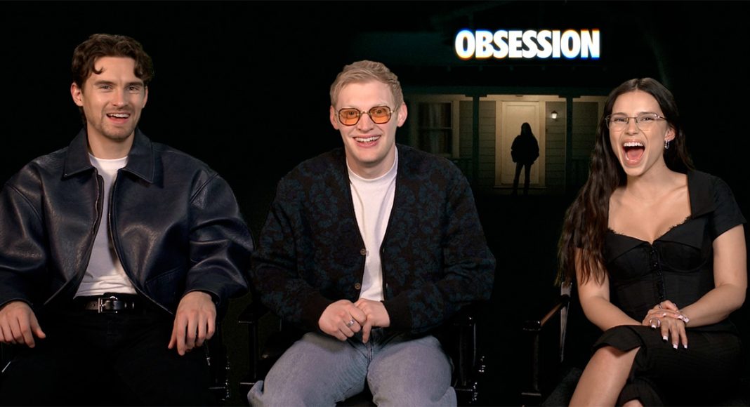 obsessaoentrevista Three people sit and smile on a talk-show set; a glowing OBSESSION sign is behind them.