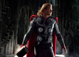 Kenneth Branagh ADORARIA dirigir outro filme da franquia ‘Thor’, mas no estilo de ‘Logan’ Thor in black armor and red cape stands in a dark cavernous setting, gripping Mjolnir in his left hand.