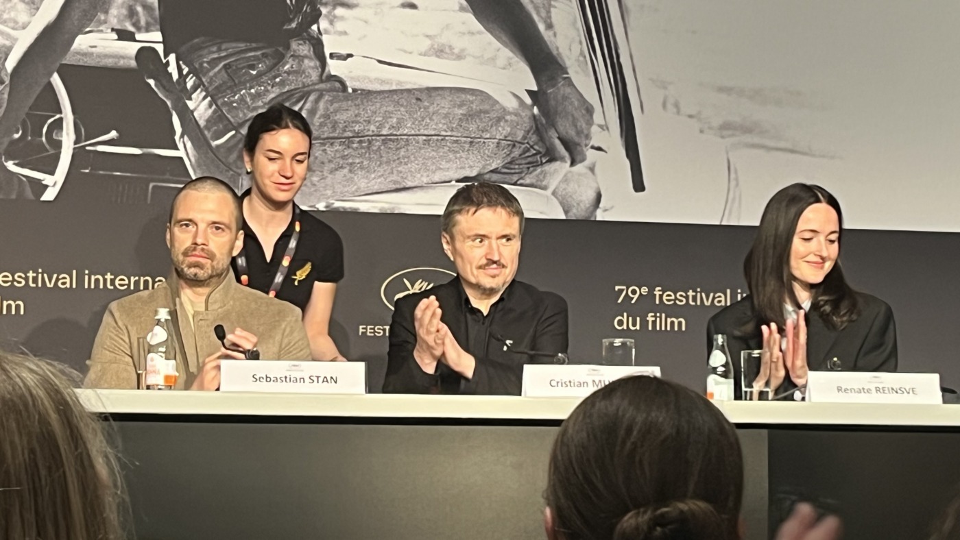 Sebastian Stan, Cristian Mugiu e Renata Reinsve na coletiva de imprensa de 'Fjord' em Cannes 2026 (Foto: Letícia Alassë)