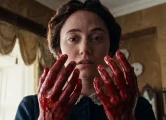 ‘Psicopata Vitoriana’: Terror gótico com Maika Monroe é ADIADO em dois meses Woman with blood-stained hands held up near her face in a tense moment indoors, no visible injuries shown clearly on her face.