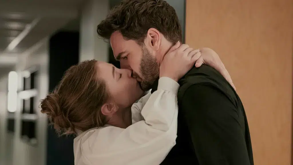 Lili Reinhart e Tom Bateman fingem ser namorados no novo cartaz de ‘A Hipótese do Amor’; C