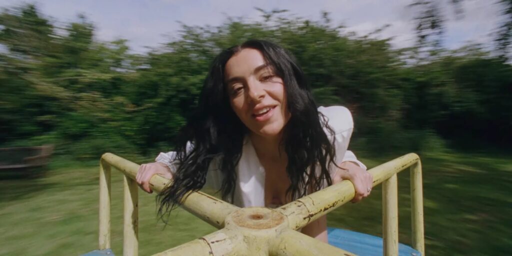 Charli XCX está de volta com o INÉDITO álbum ‘Music, Fashion, Film’; Ouça!