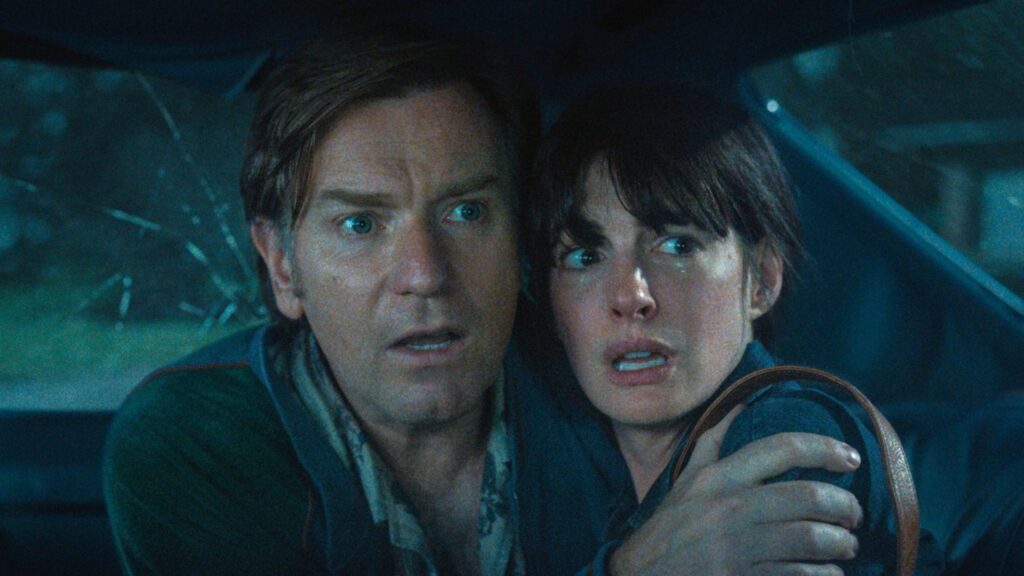 Anne Hathaway e Ewan McGregor enfrentam DINOSSAUROS no teaser inédito do thriller ‘O Fim d