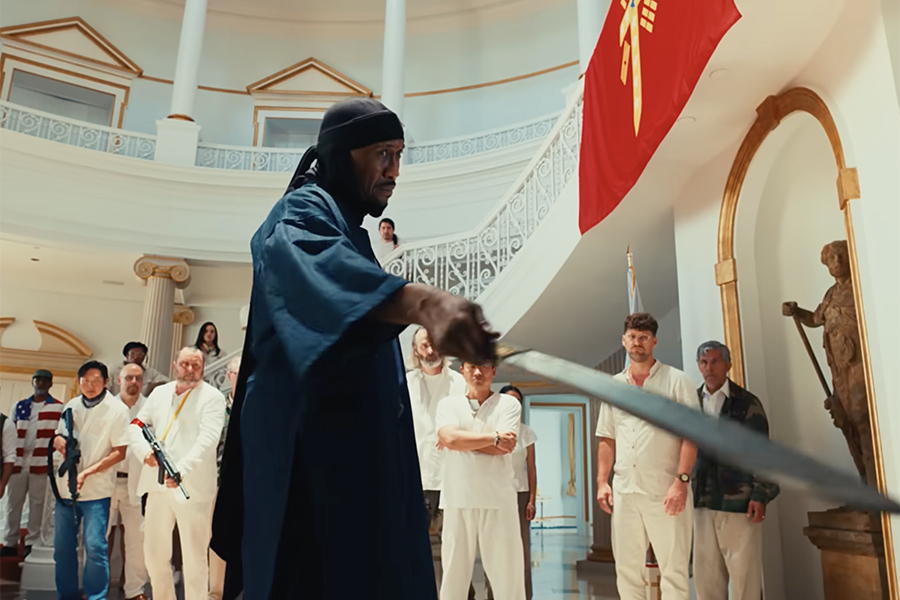 Mahershala Ali embarca em uma jornada PERIGOSA no novo trailer da ação ‘Your Mother Your M