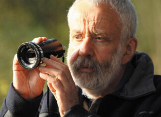 Mike Leigh, lenda do cinema, indica que próximo filme pode ser o último da carreira