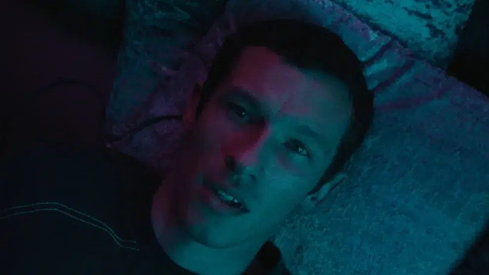 ‘Neuromancer’: Callum Turner vive hacker envolvido em trama de espionagem no trailer da sé
