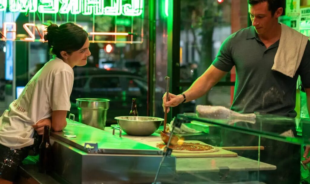 Monica Barbaro e Callum Turner no novo trailer da rom-com DISTÓPICA ‘Só por Uma Noite’; Co