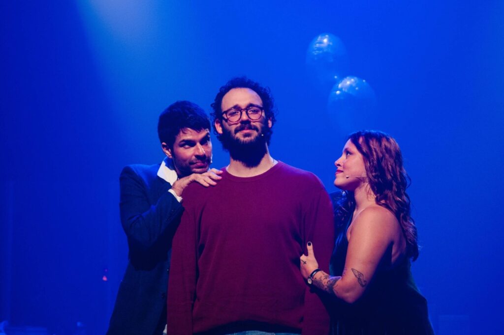 Crítica | Em curtíssima temporada, musical ‘tick, tick… Boom!’ encontra sucesso na simplic