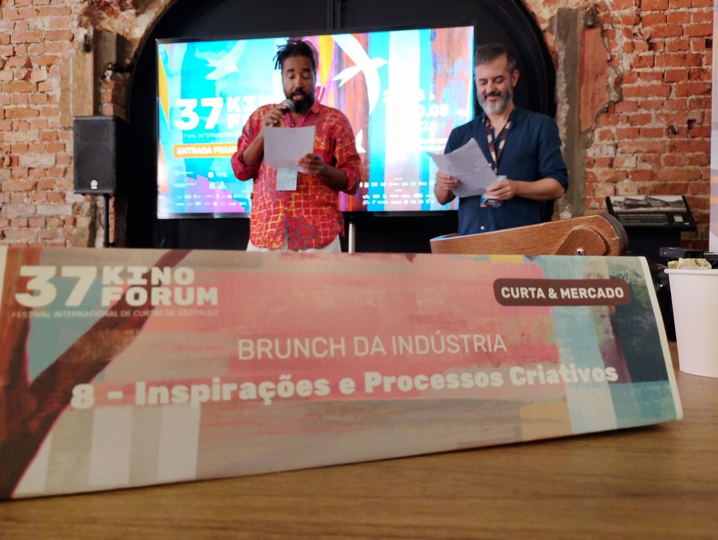 À esquerda, Heitor Augusto, curador e pesquisador audiovisual que eu adorei conhecer. À direita, o querido Marcio Miranda Perez, um dos diretores do Kinoforum