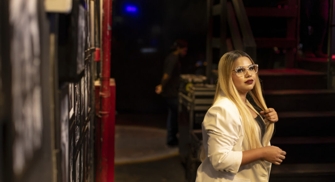 Inspirado na biografia de Marília Mendonça, o filme acompanha a ascensão de uma das maiores vozes do Brasil. Nascida no interior de Goiás, revelou seu talento ainda na adolescência, iniciando a carreira como compositora de grandes sucessos antes de c Marília Mendonça