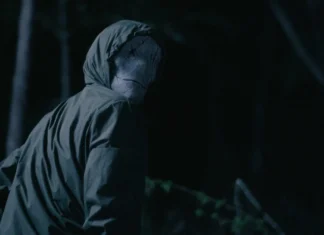Assassino mascarado toca o TERROR em floresta no trailer do slasher ‘Deathwoods’; Confira!