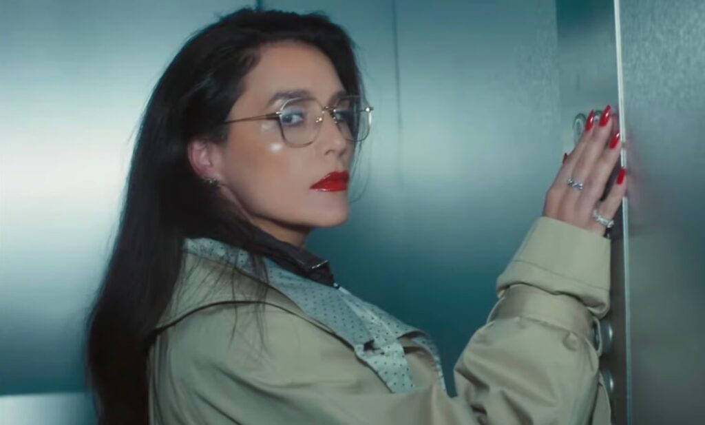 Crítica | Jessie Ware se alia a Stuart Price para a nostálgica e quente sensualidade de “Sauna”