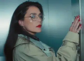 Crítica | Jessie Ware se alia a Stuart Price para a nostálgica e quente sensualidade de “Sauna”