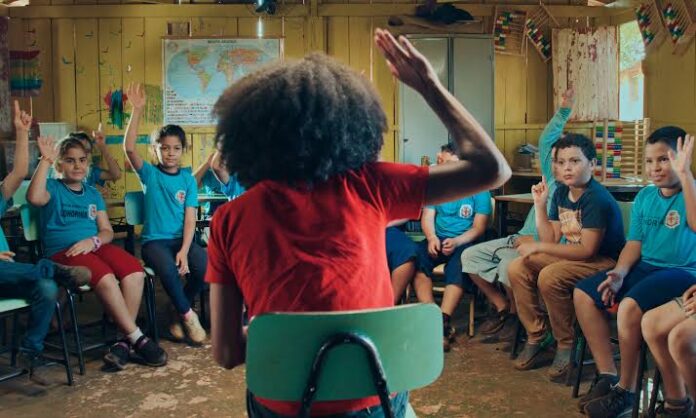 Cena do filme: Dança com Vagalumes, exibido no Kinoforum 2026