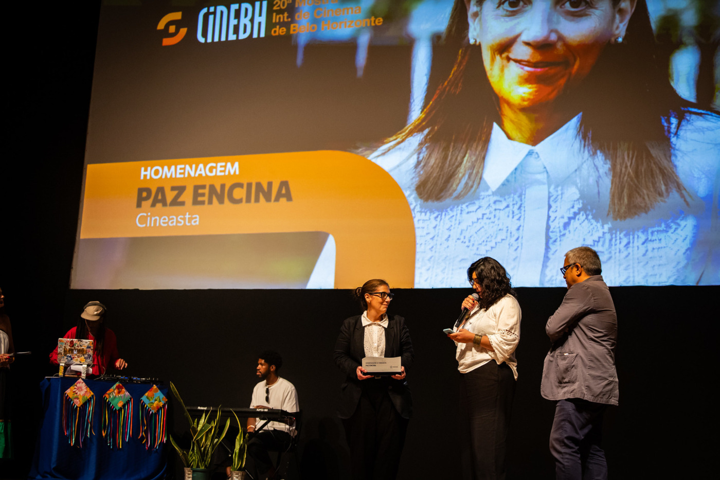 A cineasta Paz Encina recebendo a homenagem do 20ª CineBH - - Foto Leo Fontes/Universo Produção