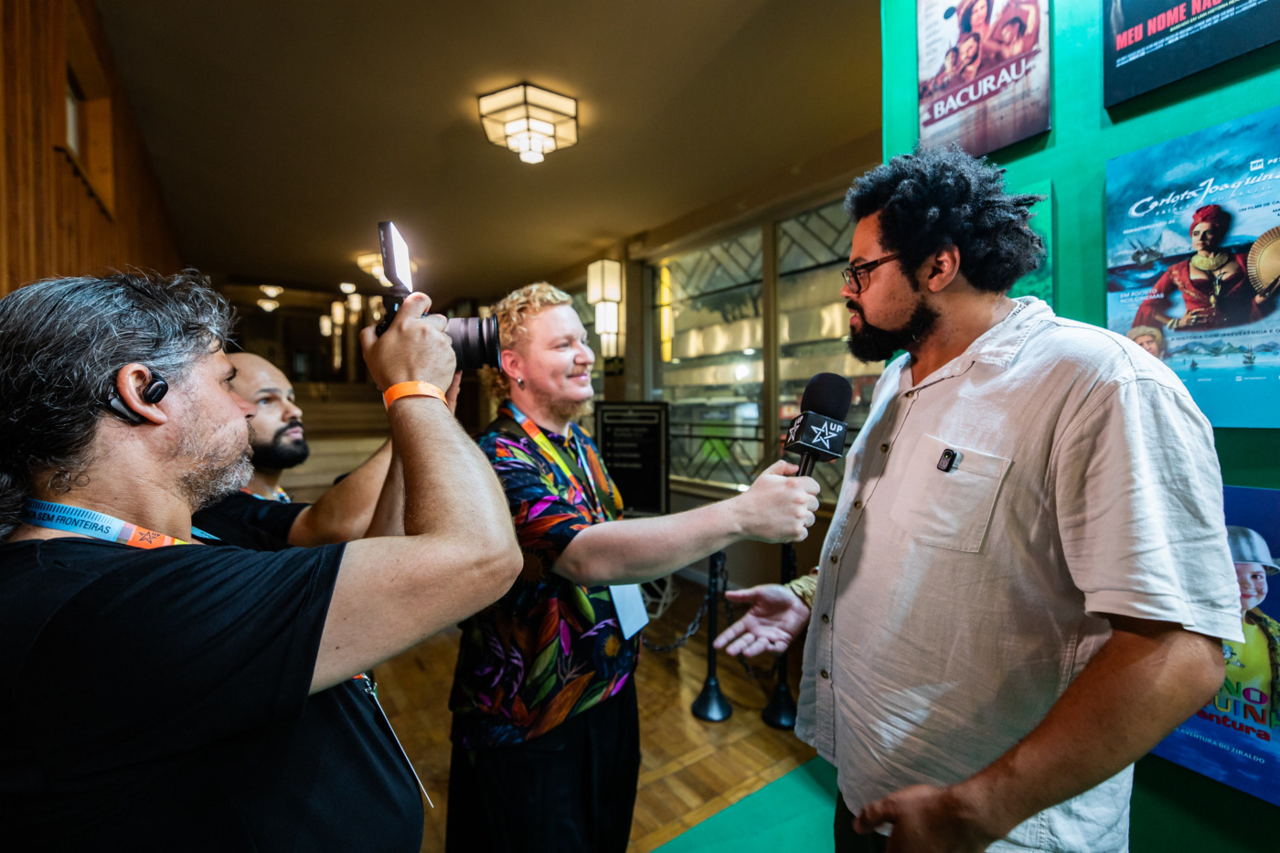 O Diretor André Novais Oliveira sendo entrevistado na 20ª CineBH - - Foto Leo Lara/Universo Produção