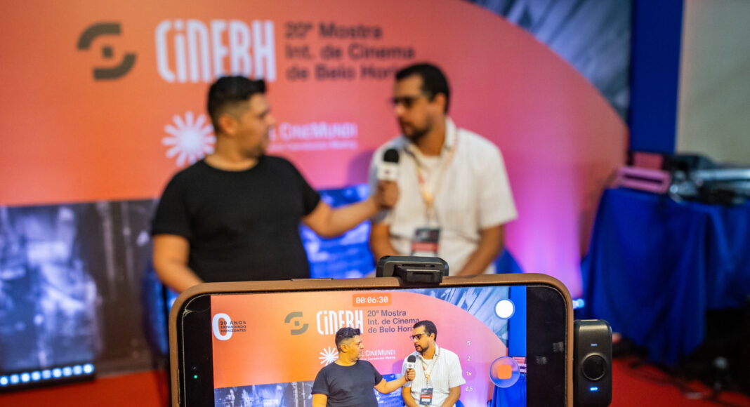 Nosso editor-chefe e criador do Cinepop, Renato Marafon, entrevistando o cineasta Daniel Nolasco. 20ª CineBH - - Foto Leo Fontes/Universo Produção