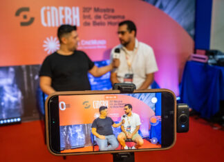 Nosso editor-chefe e criador do Cinepop, Renato Marafon, entrevistando o cineasta Daniel Nolasco. 20ª CineBH - - Foto Leo Fontes/Universo Produção