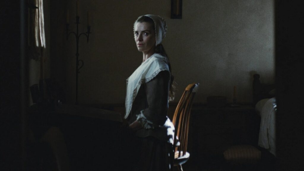 Betty Gilpin conquista o Emmy de Melhor Atriz Convidada em Comédia por ‘O Segredo de Widow’s Bay’