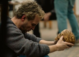 Andrew Scott vive ICÔNICO astro do teatro no trailer do drama ‘Elsinore’; Confira!