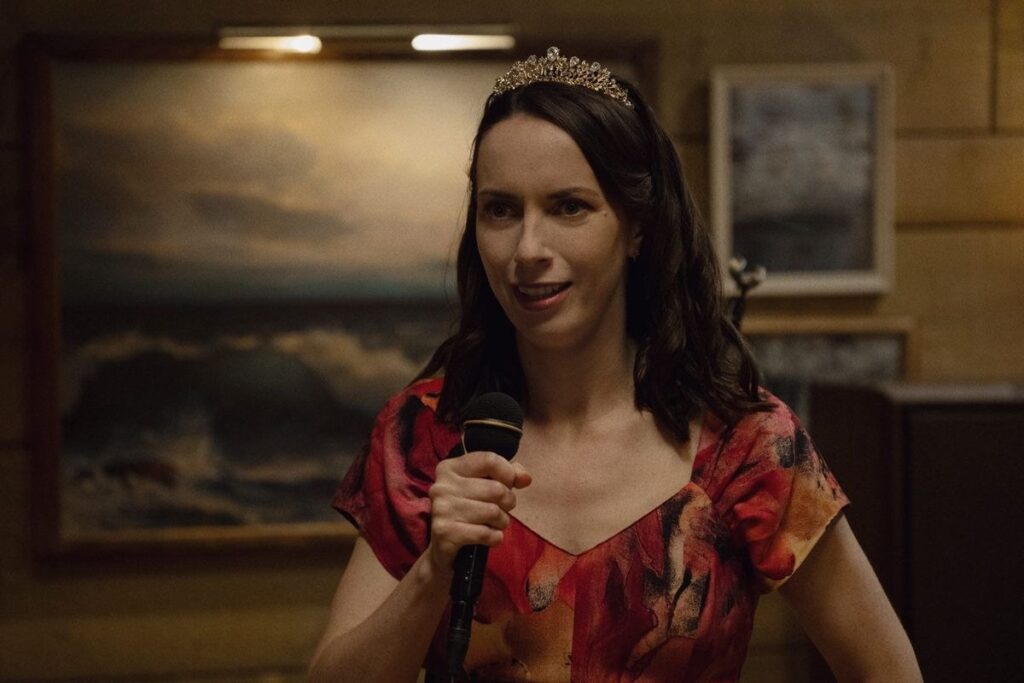 Emmy Awards 2026 | Kate O’Flynn leva o prêmio de Melhor Atriz Coadjuvante em Comédia por ‘O Segredo de Widow’s Bay’