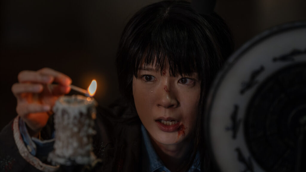 ASSUSTADOR! Médium é assombrada por espíritos no trailer do terror ‘Never After Dark’